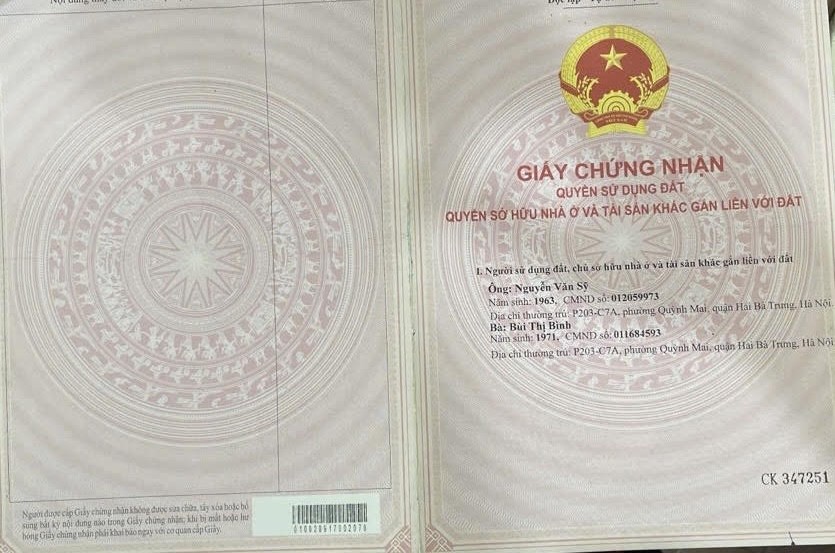 Giấy chứng nhận quyền sử dụng đất quyền sở hữu nhà ở và tài sản khác gắn liền với đất số CK 347251 mang tên hai vợ chồng bà Bình, ông Sỹ là chủ sở hữu do Sở TN&MT TP Hà Nội cấp.