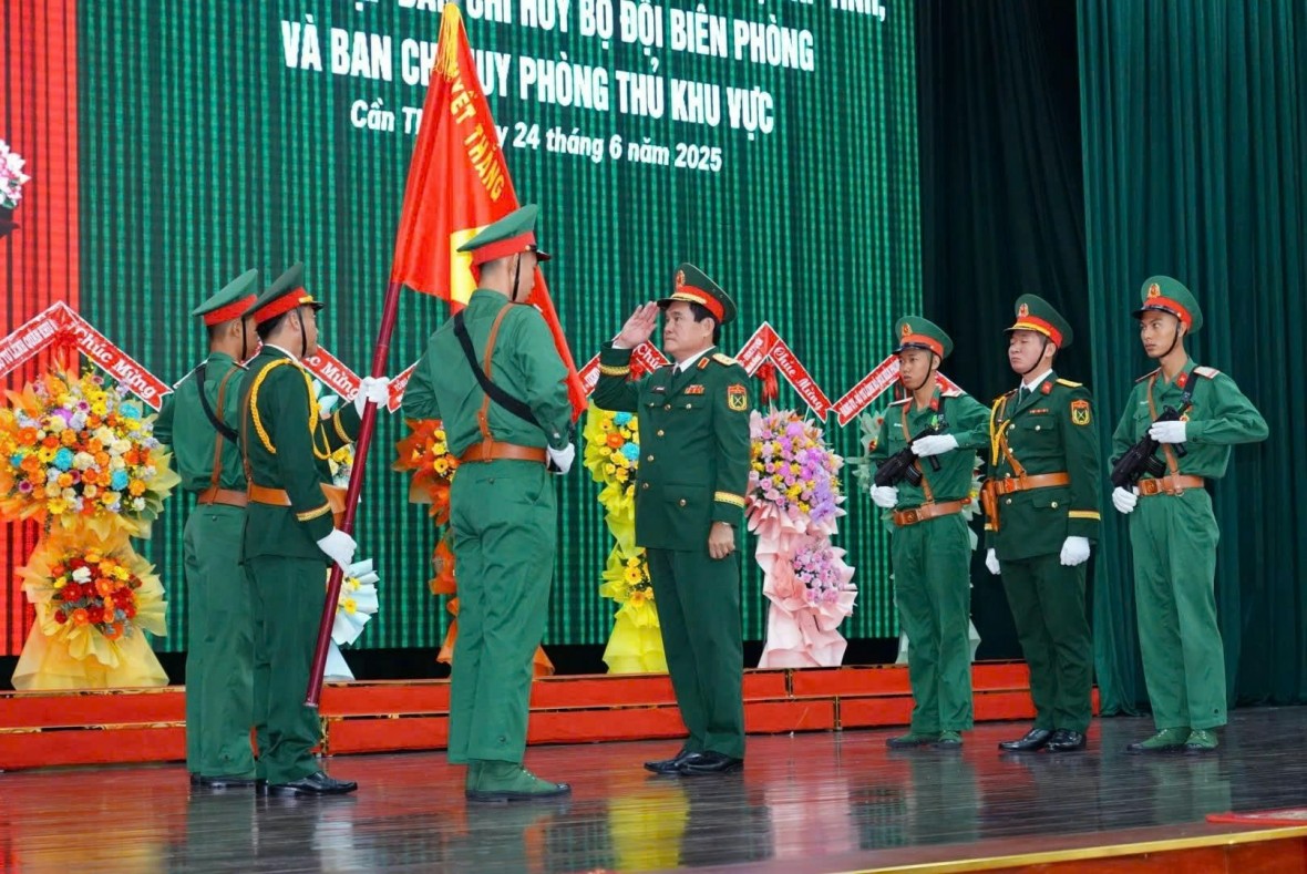 Quân khu 9 công bố quyết định sáp nhập và tổ chức lại các cơ quan quân sự Quân khu 9 công bố quyết định sáp nhập và tổ chức lại các cơ quan quân sự