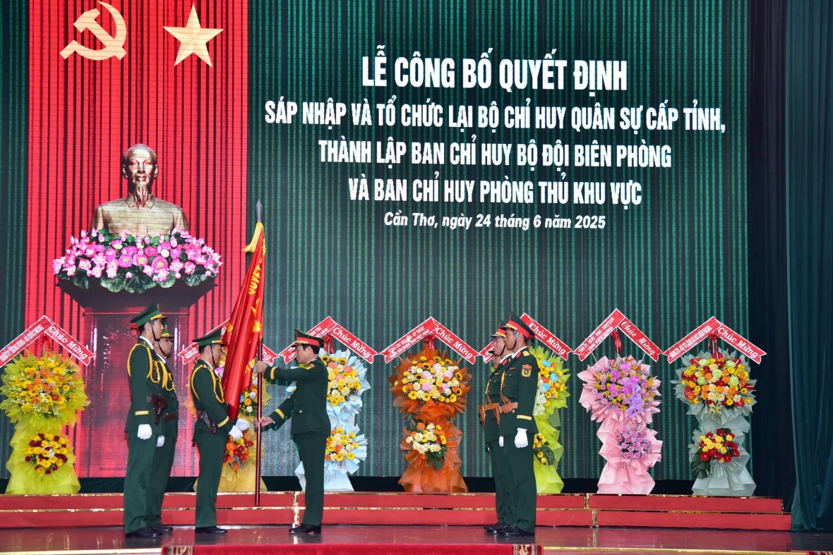 Quân khu 9 công bố quyết định sáp nhập và tổ chức lại các cơ quan quân sự Quân khu 9 công bố quyết định sáp nhập và tổ chức lại các cơ quan quân sự