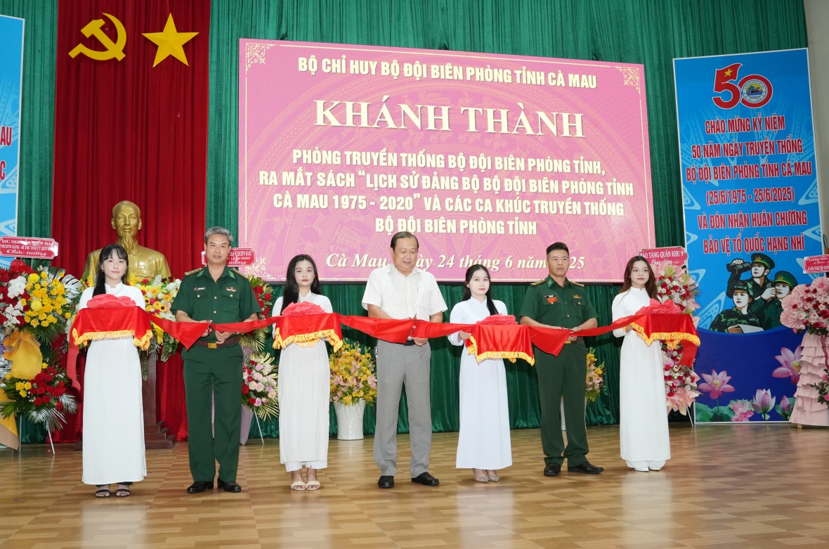 BĐBP Cà Mau khánh thành Phòng truyền thống và ra mắt sách lịch sử Đảng bộ