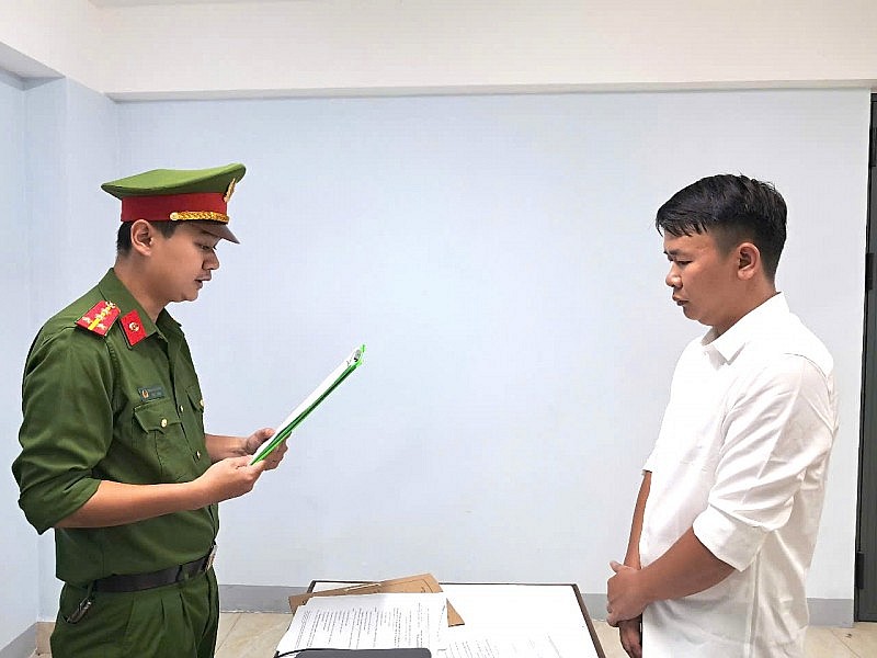 Cơ quan Công an tống đạt quyết định bắt tạm giam Hà Công Tài. Cơ quan Công an tống đạt quyết định bắt tạm giam Hà Công Tài.