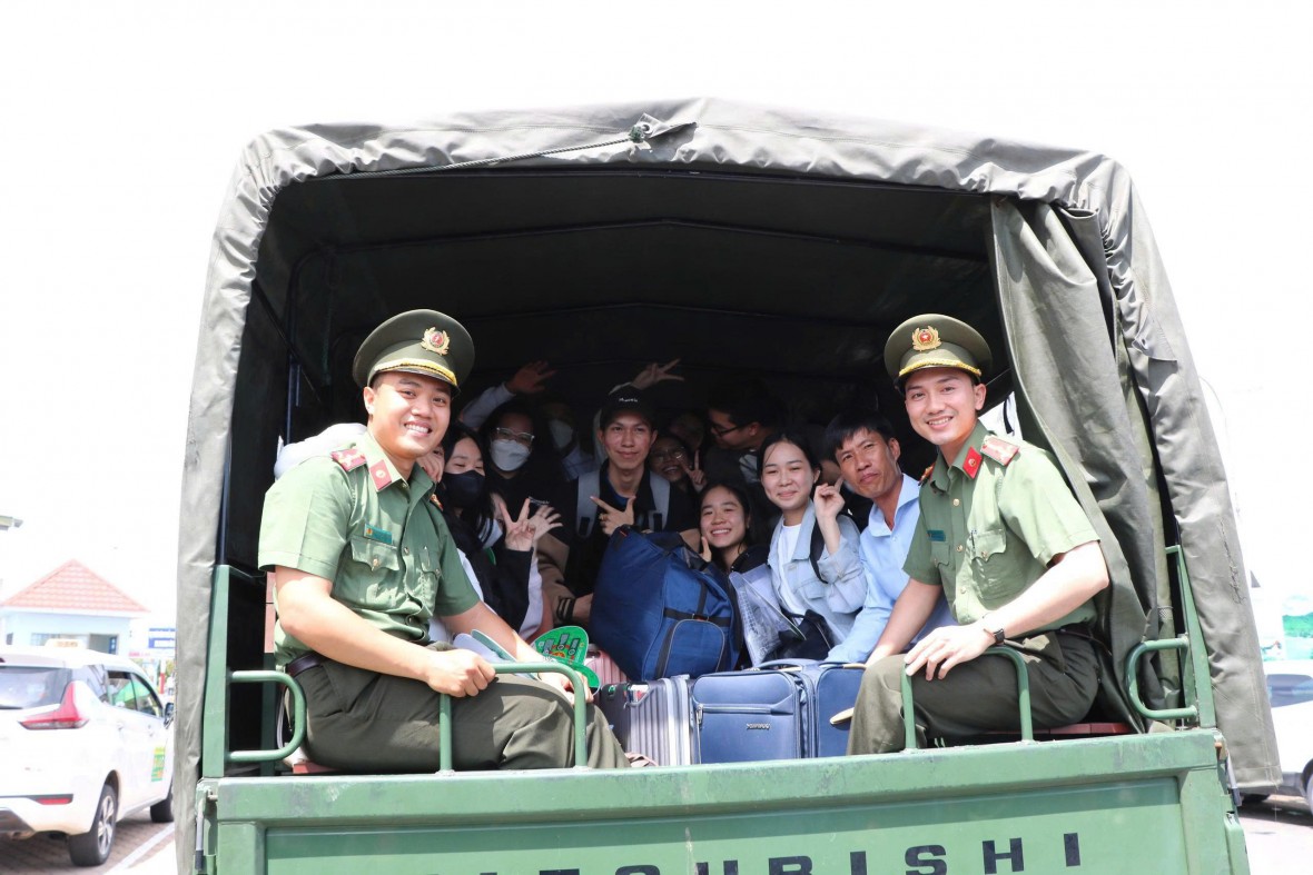 Ban Thanh niên Công an tỉnh Kiên Giang hỗ trợ thí sinh huyện đảo Kiên Hải vượt biển vào đất liền thi tốt nghiệp THPT