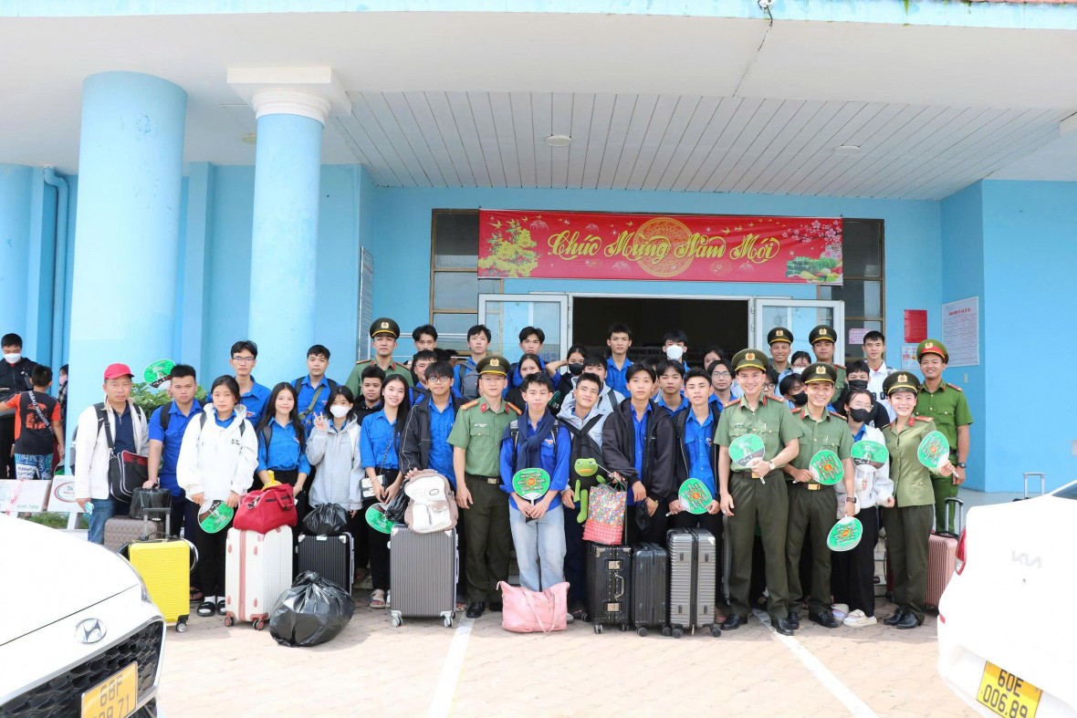 Ban Thanh niên Công an tỉnh Kiên Giang hỗ trợ thí sinh huyện đảo Kiên Hải vượt biển vào đất liền thi tốt nghiệp THPT