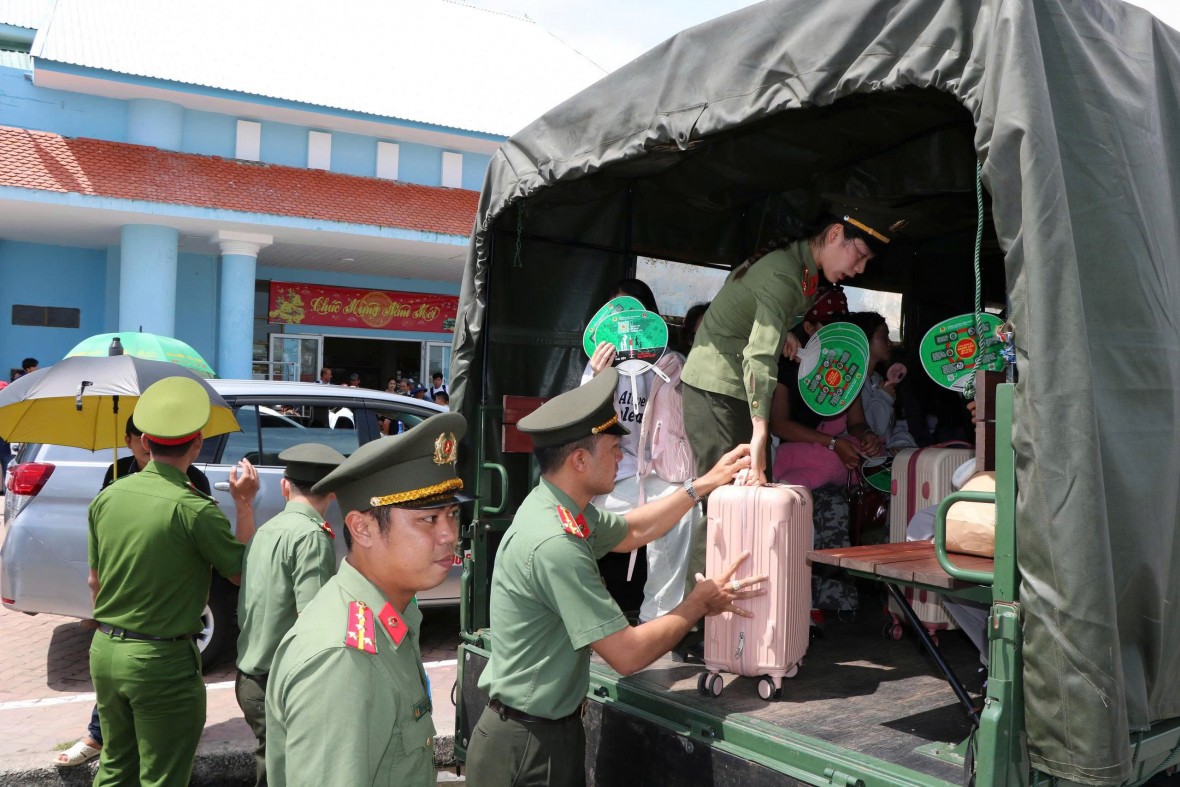 Ban Thanh niên Công an tỉnh Kiên Giang hỗ trợ thí sinh huyện đảo Kiên Hải vượt biển vào đất liền thi tốt nghiệp THPT