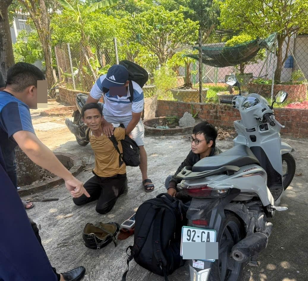 Trần Thế Anh (áo vàng) và Lê Thanh Thành bị bắt quả tang - Ảnh Công an Tp Đà Nẵng.