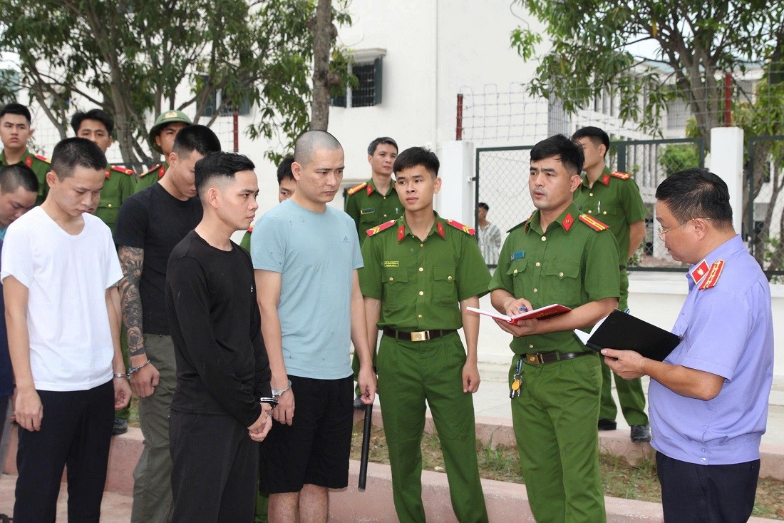 Cơ quan chức năng lấy lời khai các đối tượng trong đường dây tội phạm lừa đảo xuyên Quốc gia - Ảnh Công an Nghệ An. Cơ quan chức năng lấy lời khai các đối tượng trong đường dây tội phạm lừa đảo xuyên Quốc gia - Ảnh Công an Nghệ An.