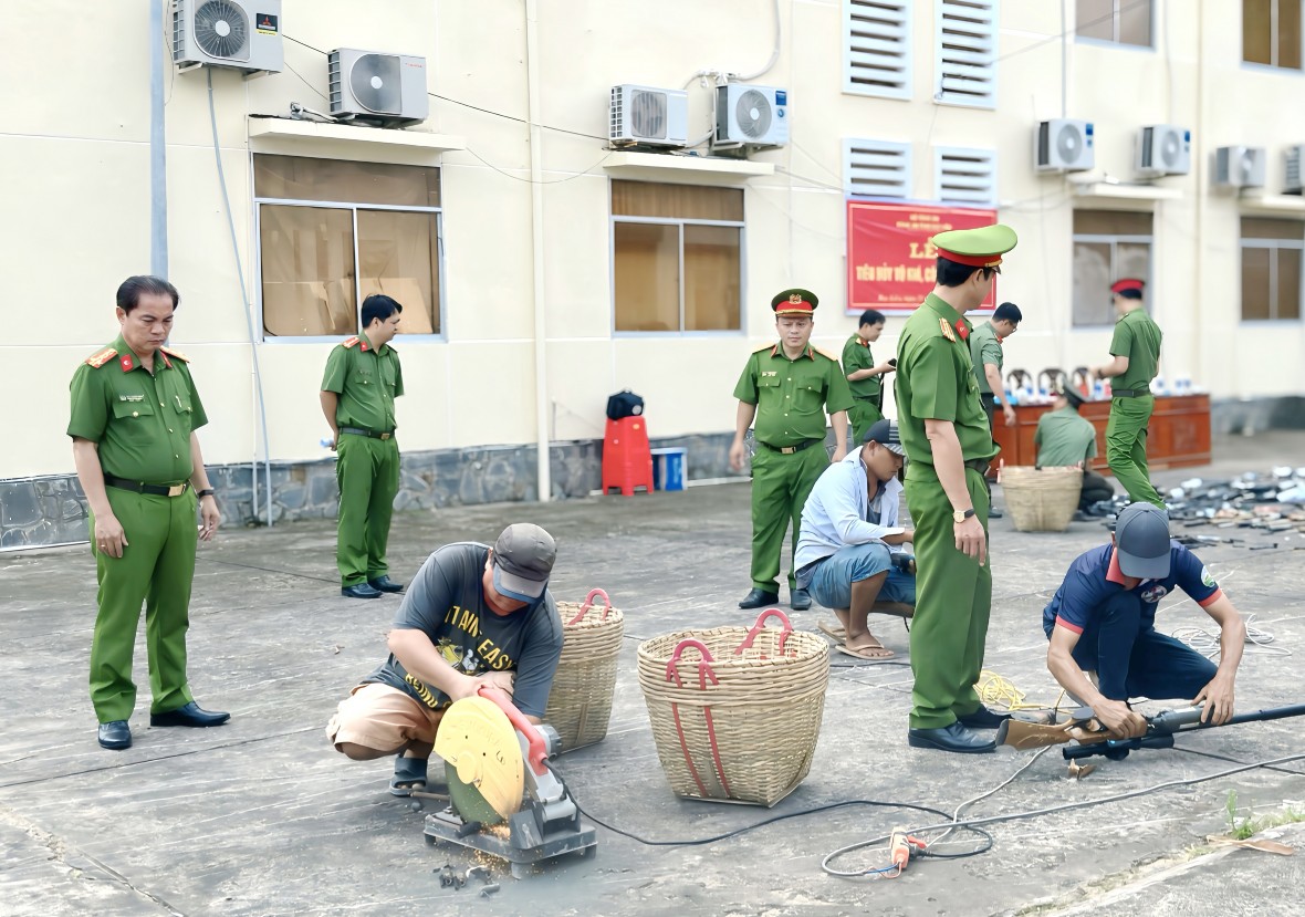 Bạc Liêu: Tiêu hủy hơn 1.300 vũ khí, công cụ hỗ trợ, góp phần giữ vững an ninh trật tự Bạc Liêu: Tiêu hủy hơn 1.300 vũ khí, công cụ hỗ trợ, góp phần giữ vững an ninh trật tự
