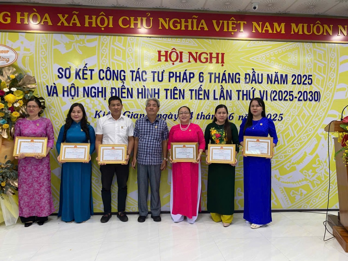 Đồng chí Trần Văn Khái GĐ STP Kiên Giang chụp hình lưu niệm với tập thể điển hình tiên tiến Đồng chí Trần Văn Khái GĐ STP Kiên Giang chụp hình lưu niệm với tập thể điển hình tiên tiến