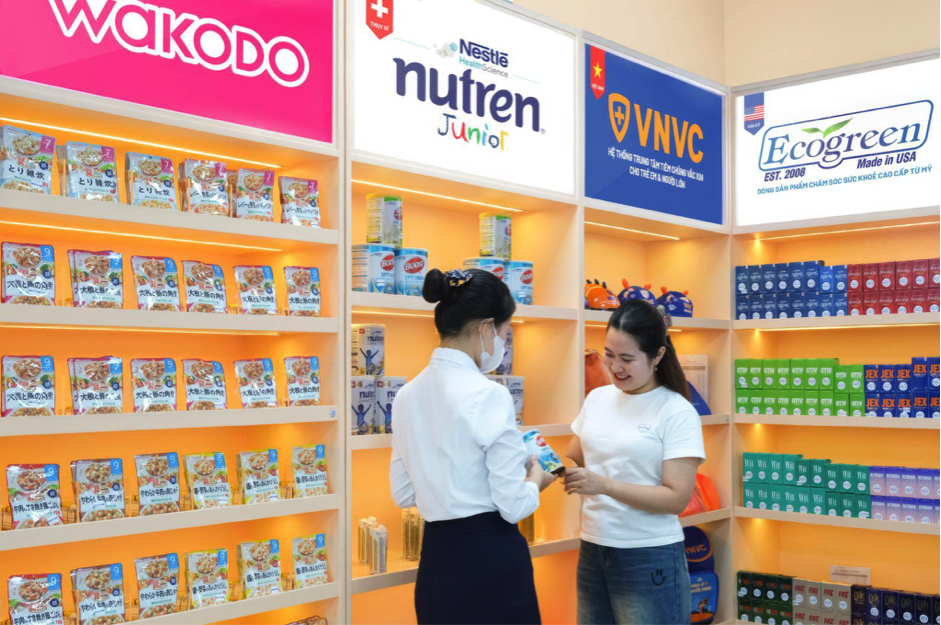 Người dân dễ dàng tiếp cận các loại sữa chất lượng cao từ Nestlé và các sản phẩm chăm sóc sức khỏe từ các thương hiệu uy tín trên thế giới tại chuỗi gian hàng tiện ích VNVC SHOP trên toàn quốc. Ảnh: Mộc Thảo.