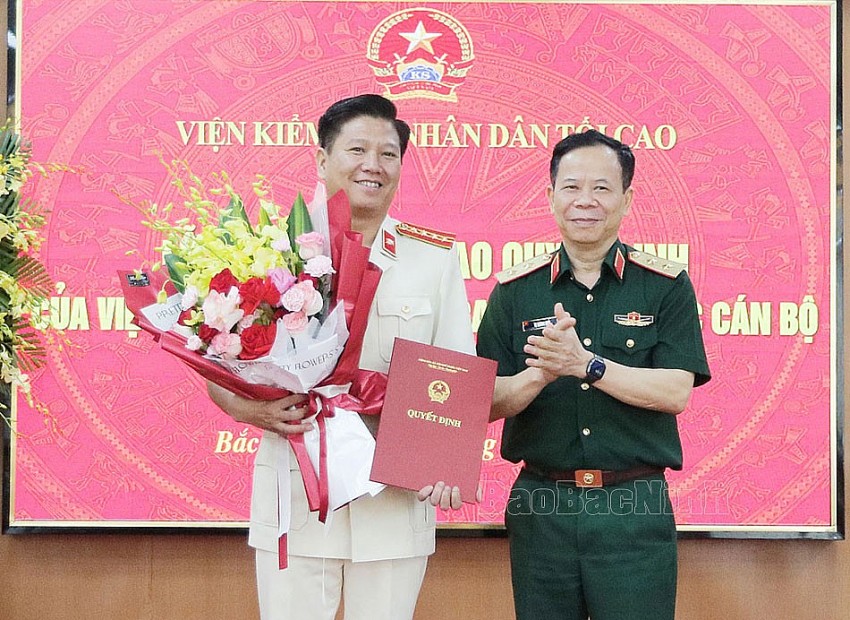 Phó Viện trưởng VKSND tối cao Tạ Quang Khải trao quyết định bổ nhiệm Viện trưởng VKSND tỉnh Bắc Ninh (sau hợp nhất) cho ông Đoàn Anh Phương, Phó Viện trưởng VKSND tỉnh Bắc Ninh (cũ)