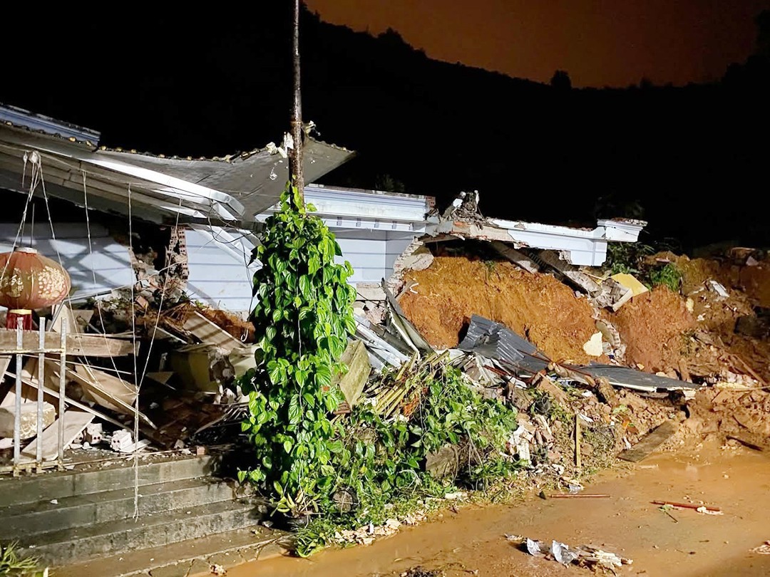 Sạt lở nghiêm trọng ở giữa thành phố Yên Bái, 1 nam sinh tử vong