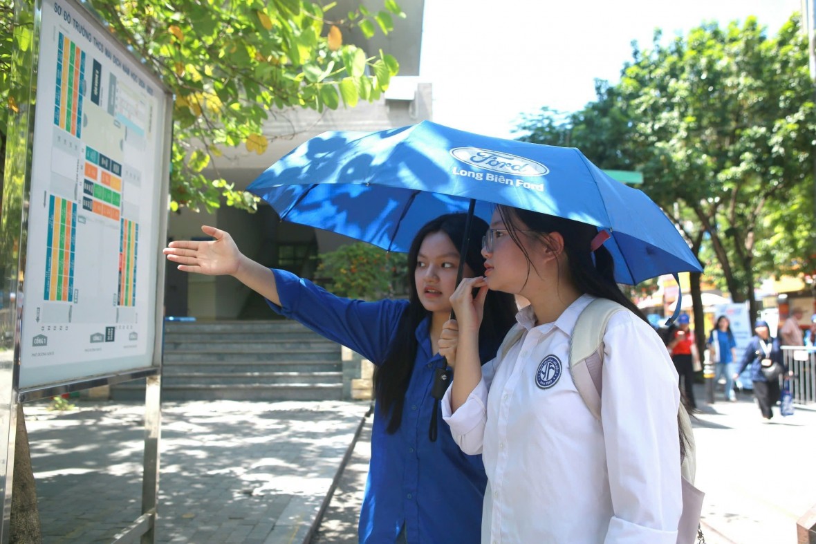 Sinh viên tình nguyện đồng hành cùng sĩ tử tiếp sức mùa thi Tốt nghiệp THPT 2025