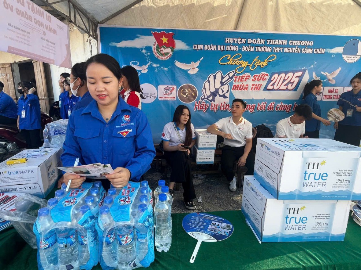 Sinh viên tình nguyện đồng hành cùng sĩ tử tiếp sức mùa thi Tốt nghiệp THPT 2025