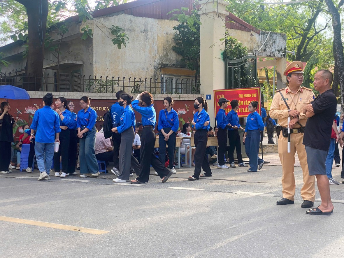 Sinh viên tình nguyện đồng hành cùng sĩ tử tiếp sức mùa thi Tốt nghiệp THPT 2025