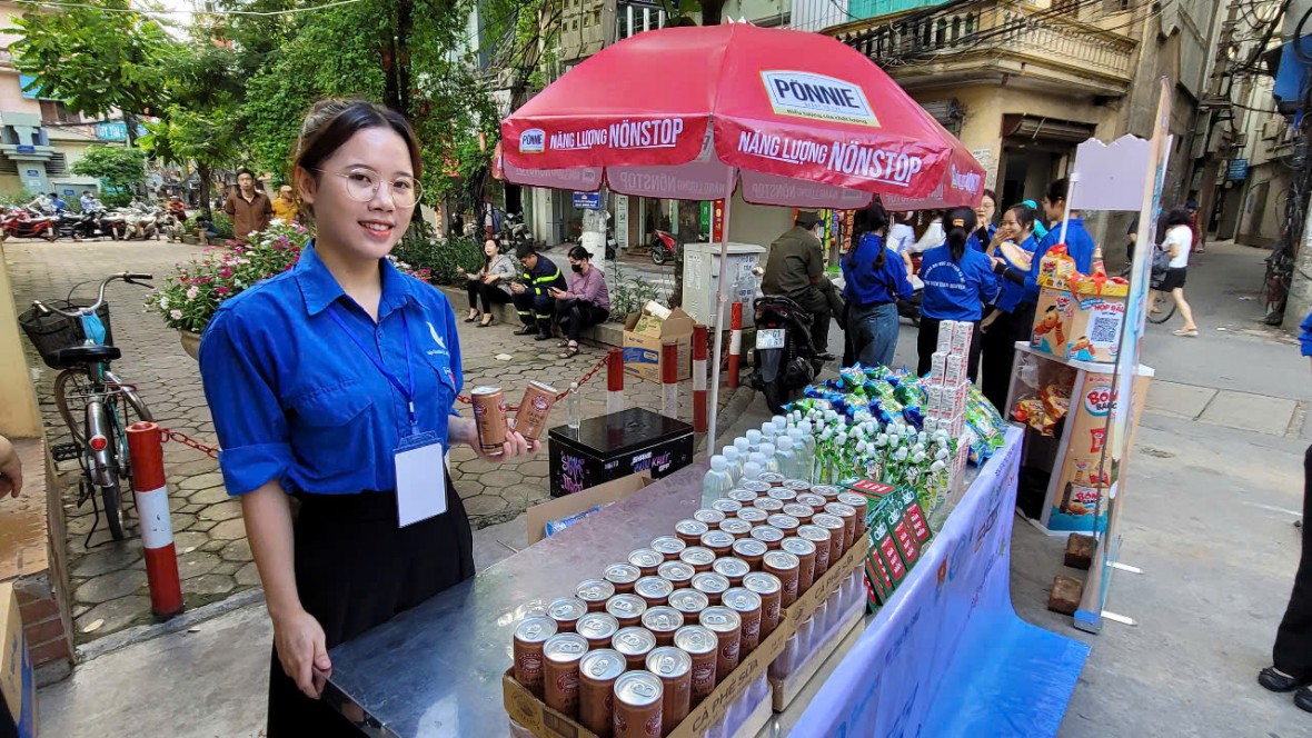 Sinh viên tình nguyện đồng hành cùng sĩ tử tiếp sức mùa thi Tốt nghiệp THPT 2025