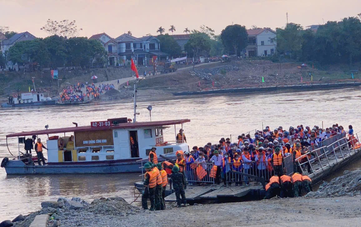 Phú Thọ: Sĩ tử Lâm Thao và hành trình vượt sông đi thi