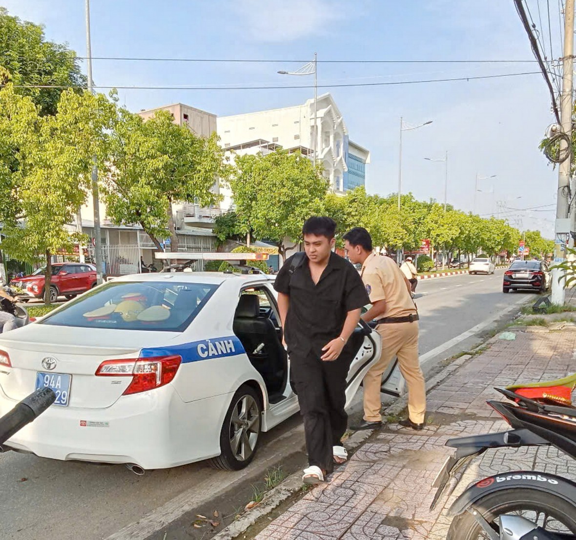 Bạc Liêu: Cảnh sát giao thông kịp thời hỗ trợ 03 thí sinh đến điểm thi an toàn, đúng giờ Bạc Liêu: Cảnh sát giao thông kịp thời hỗ trợ 03 thí sinh đến điểm thi an toàn, đúng giờ