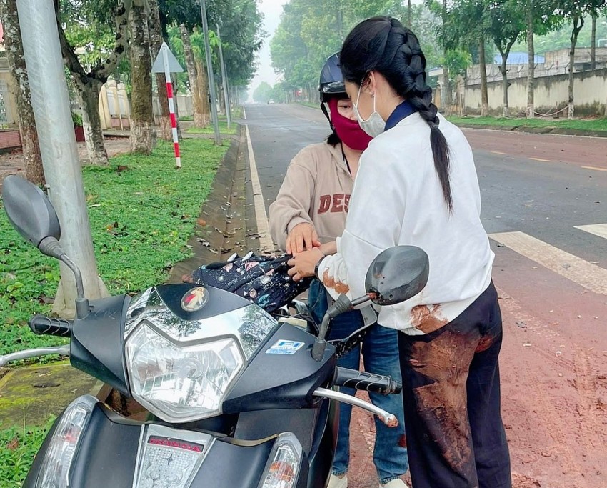 Tổ Công tác thuộc Đội CSGT số 2 kịp thời hỗ trợ em Gia Hiên đến điểm thi đúng giờ.