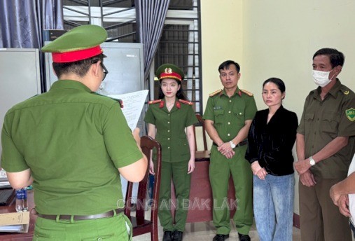 Công an Đắk Lắk vừa khởi tố giám đốc Công ty Trần Kim Huyền về hành vi sản xuất, buôn bán hàng giả là thực phẩm.