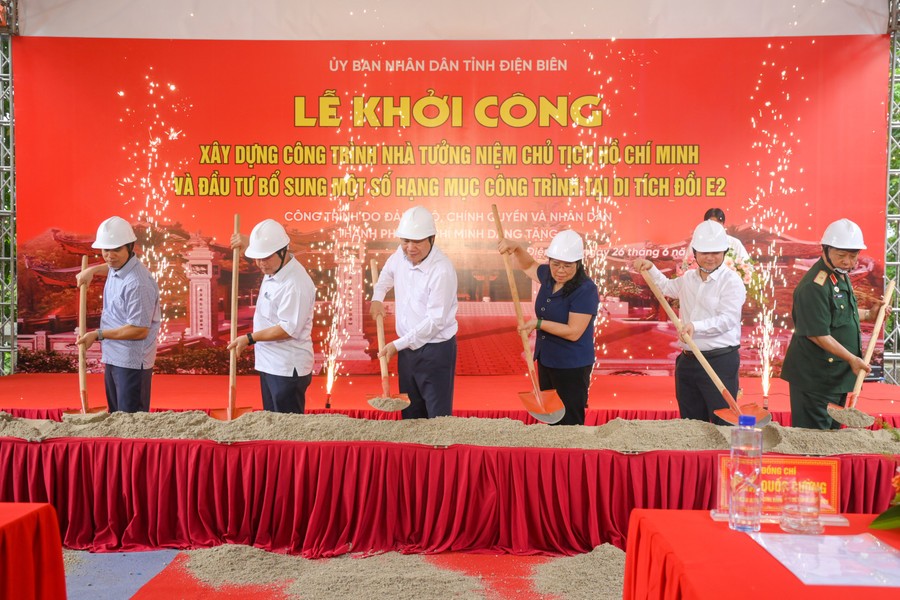 Các đại biểu thực hiện nghi thức khởi công xây dựng công trình. 