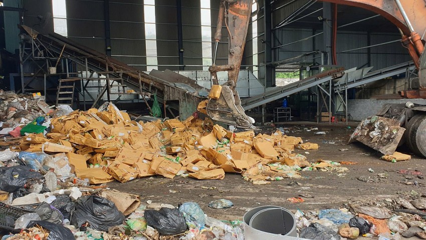 Cơ quan chức năng tiêu hủy sản phẩm vi phạm