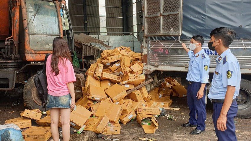 Cơ quan chức năng tiêu hủy sản phẩm vi phạm