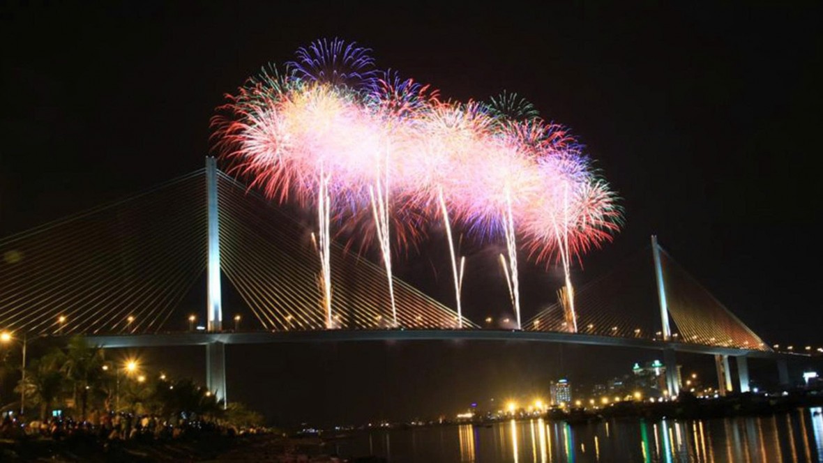 Quảng Ninh bắn pháo hoa chào mừng vận hành chính quyền địa phương hai cấp