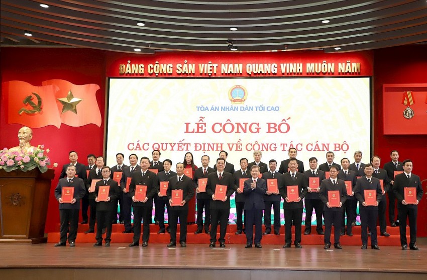 Chánh án TAND Tối cao Lê Minh Trí trao quyết định cho 26 Chánh án TAND cấp tỉnh và 3 Chánh án tòa phúc thẩm