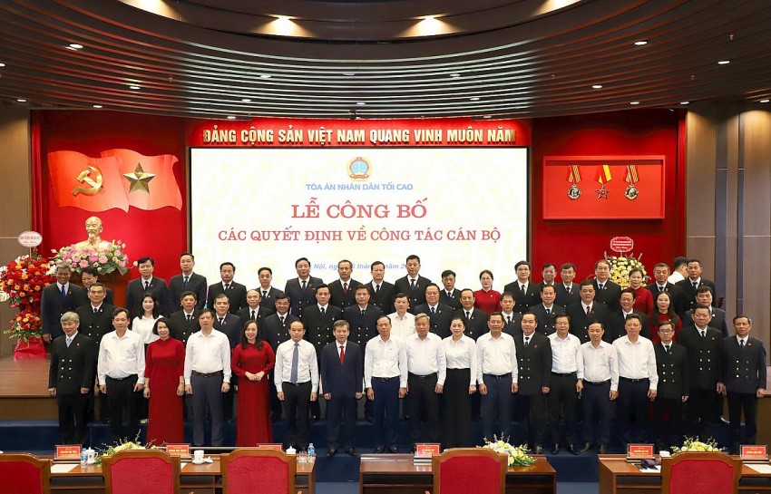 Chánh án Lê Minh Trí chụp hình lưu niệm cùng các tân Chánh án các tỉnh, thành sau sáp nhập.