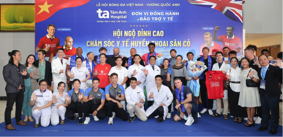 Các huyền thoại và cầu thủ trẻ tham quan trải nghiệm y học thể thao, y tế đỉnh cao, thăm người bệnh và giao lưu với nhân viên y tế, người hâm mộ. Ảnh: BVĐK Tâm Anh. Các huyền thoại và cầu thủ trẻ tham quan trải nghiệm y học thể thao, y tế đỉnh cao, thăm người bệnh và giao lưu với nhân viên y tế, người hâm mộ. Ảnh: BVĐK Tâm Anh.