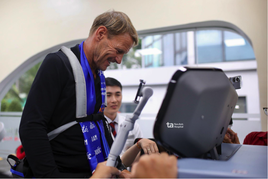 Huyền thoại Teddy Sheringham bất ngờ ngay tại Việt Nam, người bệnh, người chơi thể thao đã được tiếp cận hệ thống tập phục hồi không trọng lực R-force. Ảnh: BVĐK Tâm Anh. Huyền thoại Teddy Sheringham bất ngờ ngay tại Việt Nam, người bệnh, người chơi thể thao đã được tiếp cận hệ thống tập phục hồi không trọng lực R-force. Ảnh: BVĐK Tâm Anh.