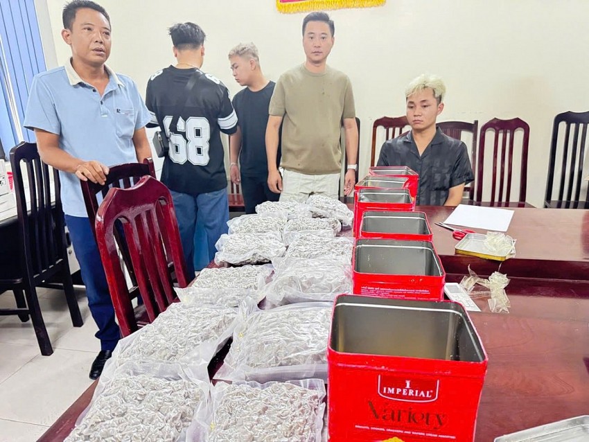 Ma túy cần sa được ngụy trang trong các thùng bánh kẹo. Ma túy cần sa được ngụy trang trong các thùng bánh kẹo.