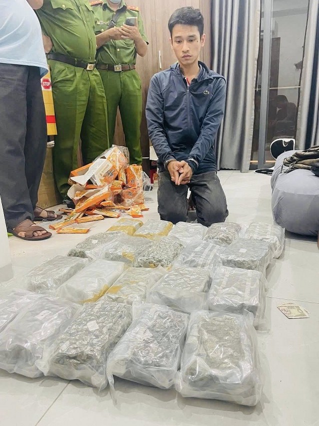 Đối tượng bị bắt và tang vật vụ án. Đối tượng bị bắt và tang vật vụ án.