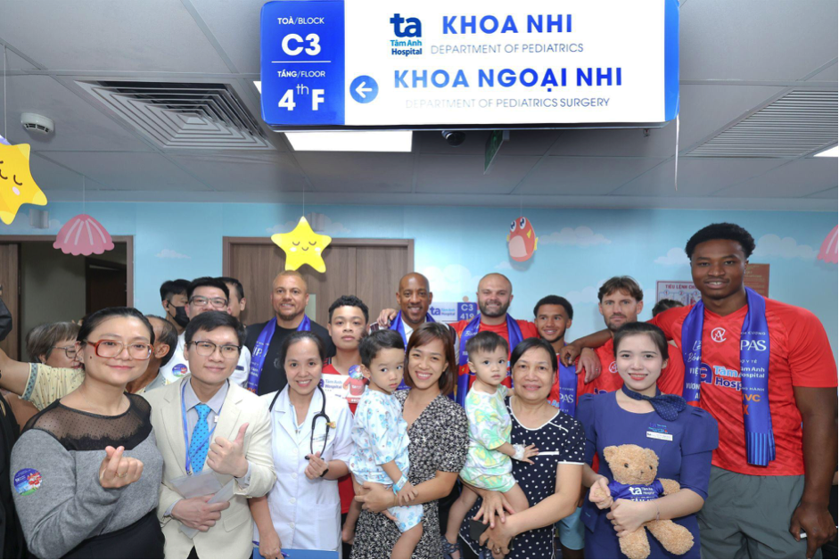 Khoảnh khắc hội ngộ của các danh thủ cùng bệnh nhi, y bác sĩ và phụ huynh tại khoa Nhi, BVĐK Tâm Anh TP HCM. Ảnh: BVĐK Tâm Anh. Khoảnh khắc hội ngộ của các danh thủ cùng bệnh nhi, y bác sĩ và phụ huynh tại khoa Nhi, BVĐK Tâm Anh TP HCM. Ảnh: BVĐK Tâm Anh.