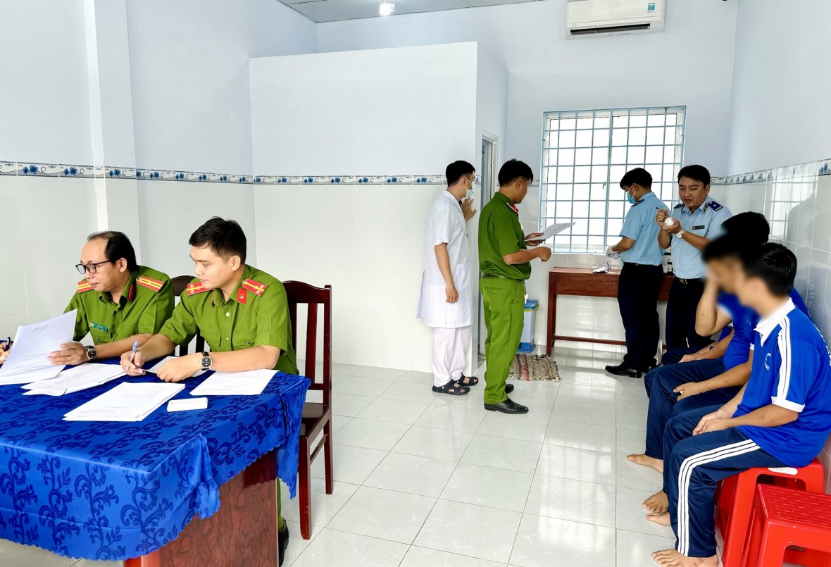 Gieo chữ cho người cai nghiện ở Bạc Liêu