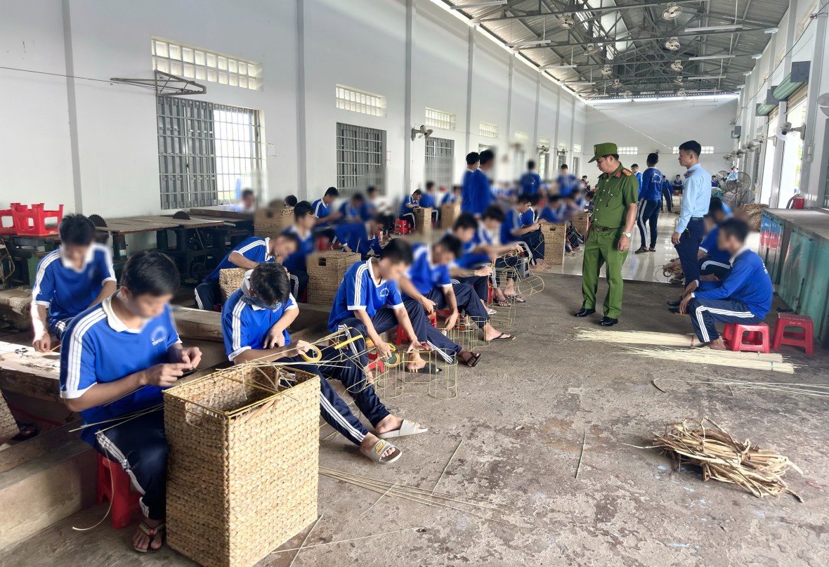 Gieo chữ cho người cai nghiện ở Bạc Liêu