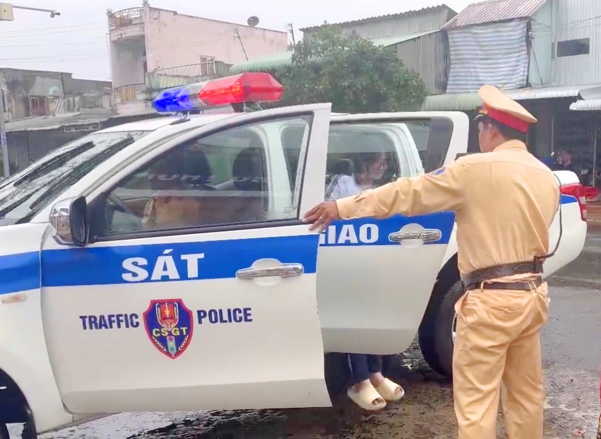 Cảnh sát giao thông Cà Mau: Lan tỏa nghĩa tình giữa mùa thi