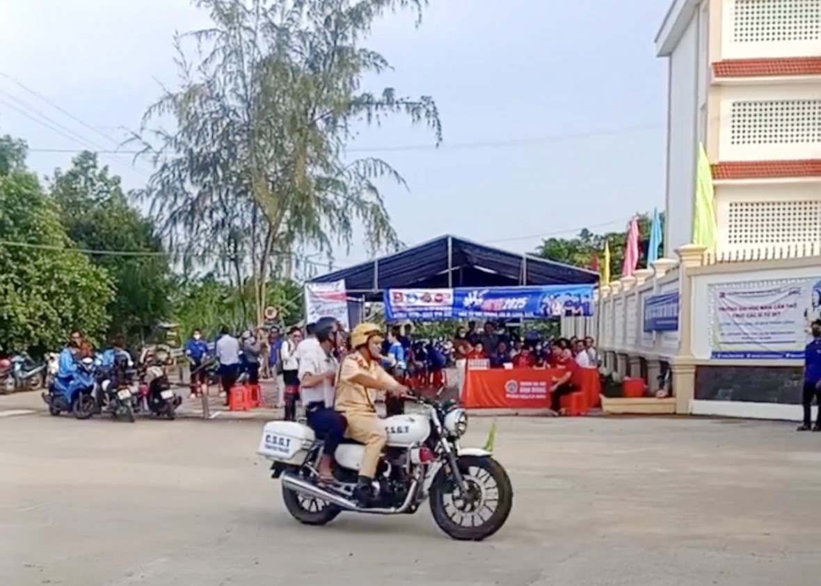 Cảnh sát giao thông Cà Mau: Lan tỏa nghĩa tình giữa mùa thi