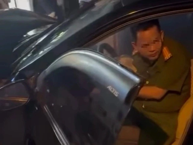 Hình ảnh anh H.S.P tại hiện trường sau khi gây ra tai nạn. (Ảnh chụp màn hình)