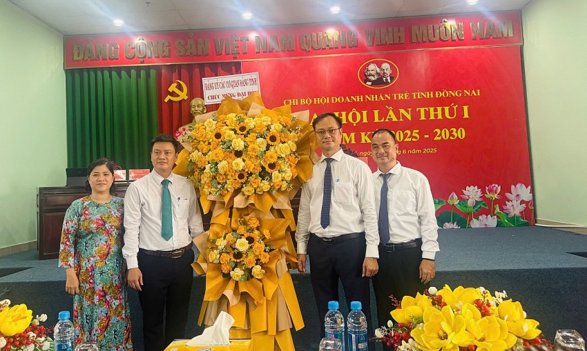 Đại diện Đảng ủy các cơ quan Đảng tỉnh Đồng Nai trao tặng hoa chúc mừng Đại hội.