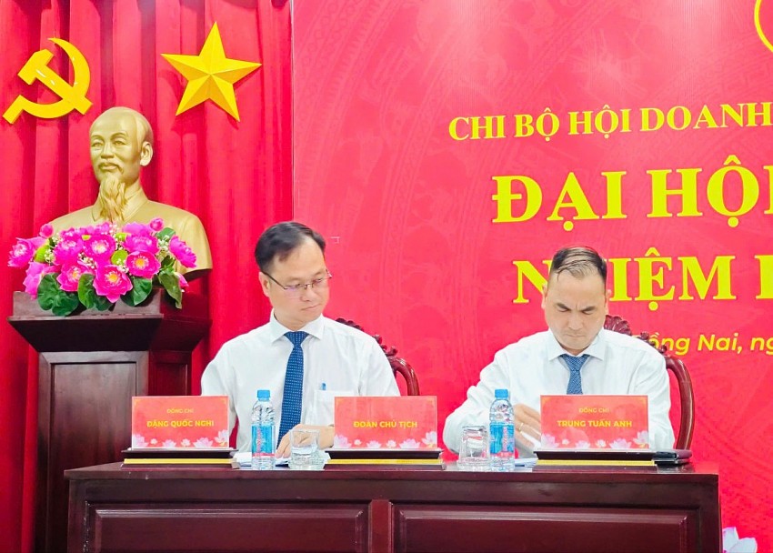 Tân Bí thư Chi bộ Hội Doanh nhân trẻ tỉnh Đồng Nai nhiệm kỳ 2025-2030 - ông Đặng Quốc Nghi; và Phó Bí thư Trung Tuấn Anh.