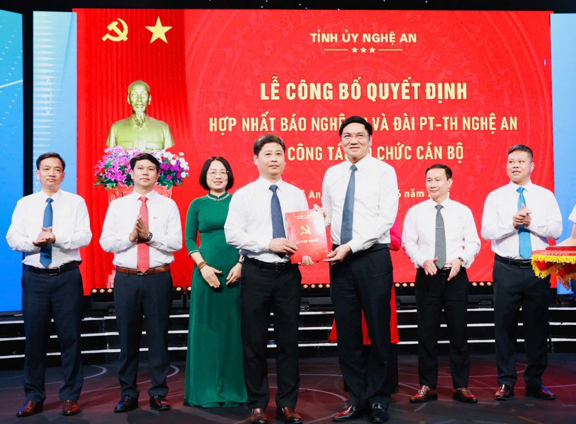 Trao Quyết định điều động, bổ nhiệm ông Trần Minh Ngọc giữ chức Tổng Biên tập Báo và Đài Phát thanh - Truyền hình Nghệ An. 