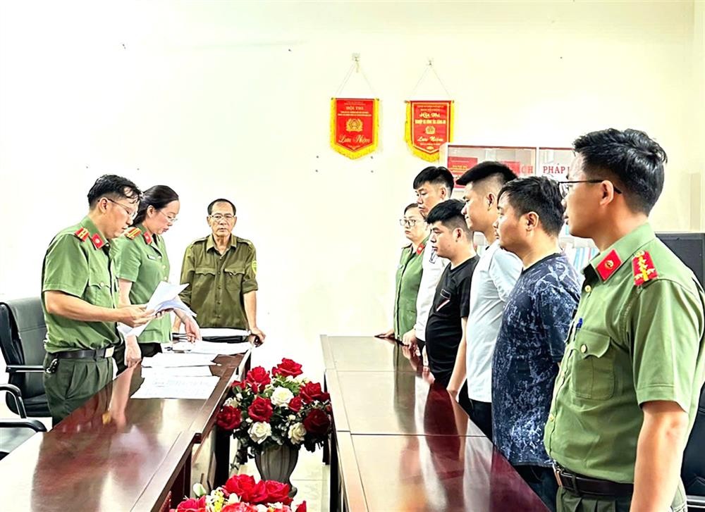 Cơ quan An ninh điều tra Công an tỉnh Sơn La tống đạt các quyết định tố tụng đối với 04 đối tượng trong đường dây chế tạo, tàng trữ, mua bán trái phép vũ khí quân dụng.