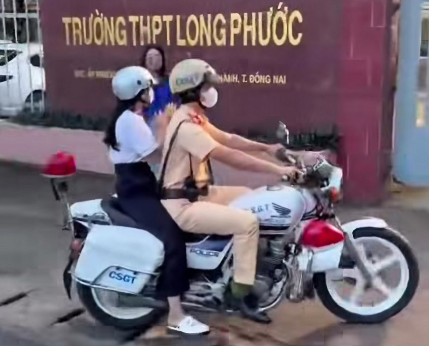 CSGT Trạm Ngã ba Thái Lan đã kịp thời hỗ trợ hai thí sinh đổi lại thẻ dự thi bị cầm nhầm. CSGT Trạm Ngã ba Thái Lan đã kịp thời hỗ trợ hai thí sinh đổi lại thẻ dự thi bị cầm nhầm.