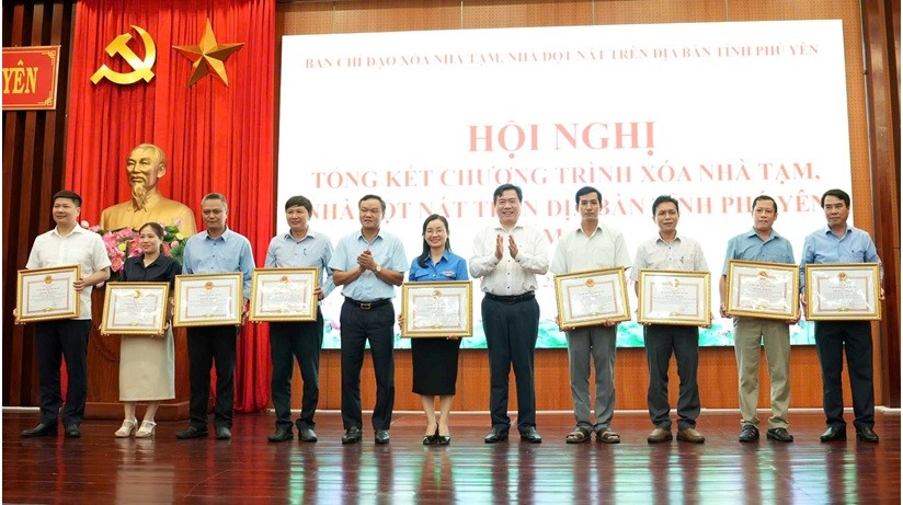 Các đồng chí Chủ tịch Ủy ban MTTQ tỉnh Trần Hữu Thế, Phó Chủ tịch UBND tỉnh Đào Mỹ trao bằng khen của UBND cho các cá nhân có thành tích xuất sắc trong thực hiện Chương trình xóa nhà tạm, nhà dột nát trên địa bàn tỉnh năm 2025