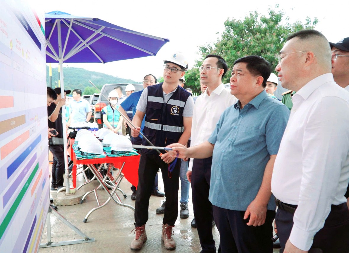 Phó Thủ tướng Nguyễn Chí Dũng: Cần triển khai các dự án phục vụ APEC 2027 nhanh, tốt và chất lượng nhất