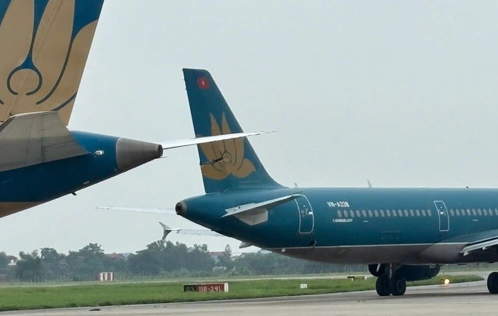 Hiện trường cánh máy bay Boeing 787 va vào cánh đuôi máy bay Airbus A321 tại sân bay Nội Bài chiều 27-6 - Ảnh: NIA