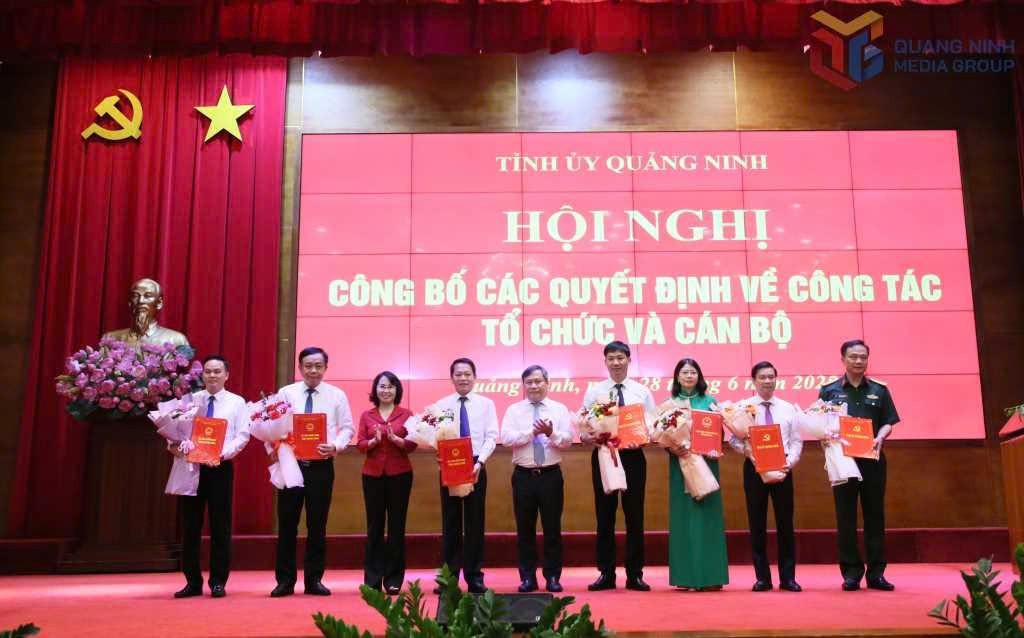 Quảng Ninh công bố loạt quyết định cán bộ, điều động nhiều lãnh đạo giữ chức vụ mới Quảng Ninh công bố loạt quyết định cán bộ, điều động nhiều lãnh đạo giữ chức vụ mới