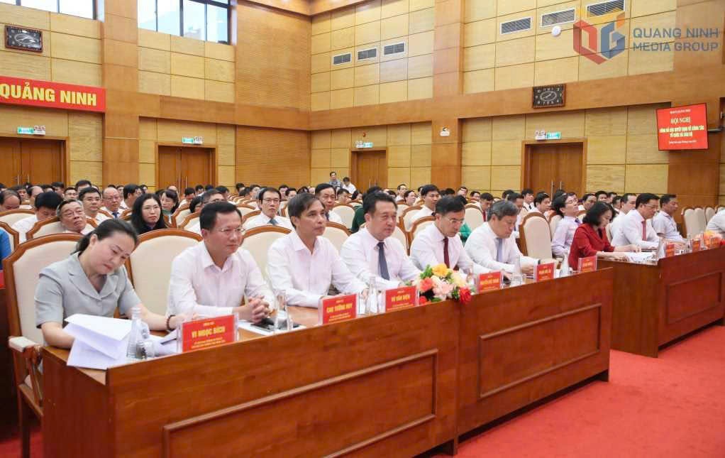 Quảng Ninh công bố loạt quyết định cán bộ, điều động nhiều lãnh đạo giữ chức vụ mới Quảng Ninh công bố loạt quyết định cán bộ, điều động nhiều lãnh đạo giữ chức vụ mới