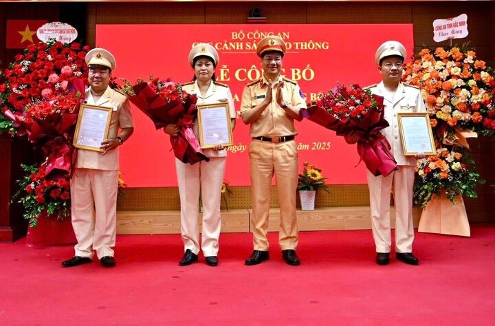 Đại tá Đỗ Thanh Bình, Cục trưởng Cục CSGT trao quyết định và tặng hoa cho 3 Phó Cục trưởng (Ảnh: Cục CSGT). Đại tá Đỗ Thanh Bình, Cục trưởng Cục CSGT trao quyết định và tặng hoa cho 3 Phó Cục trưởng (Ảnh: Cục CSGT).